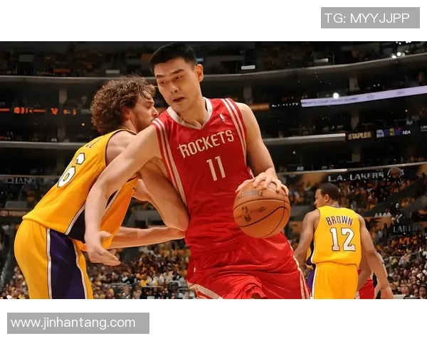 姚明在NBA赛场上精彩扣篮瞬间挑战丹尼尔的防守引发热议 姚明在NBA赛场上精彩扣篮瞬间挑战丹尼尔的防守引发热议